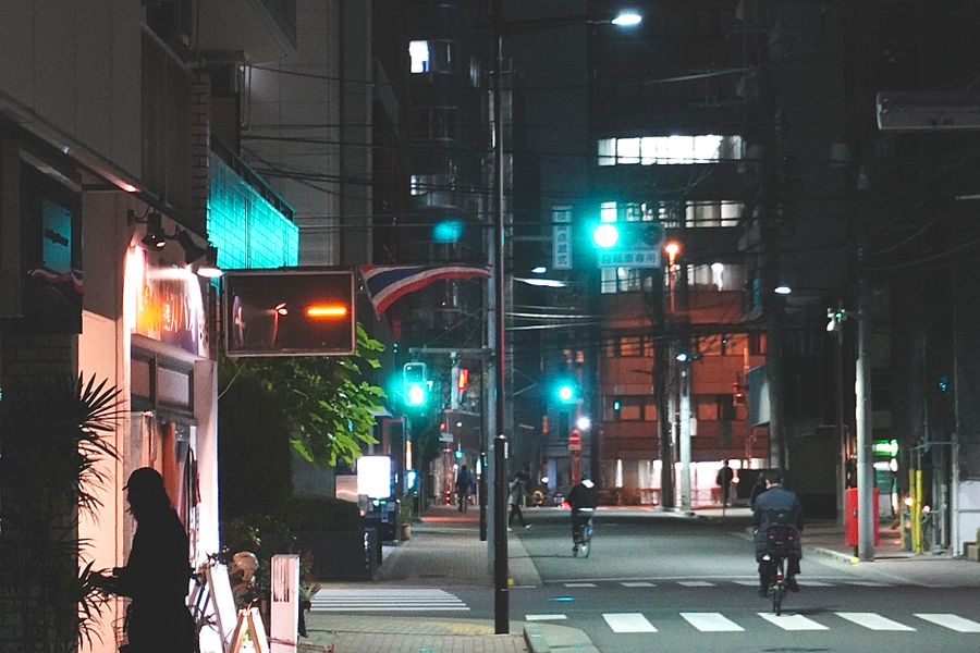 夜晚东京街头行走的行人剪影